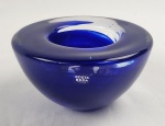 KOSTA DODA/ SUÉCIA.  Bowl decorativo na cor azul cobalto com  nuance translúcida. Na caixa e sem uso, medidas 6x12cm.
