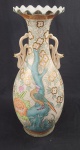 Grande vaso fênix  em porcelana oriental , corpo ovóide, alças vazadas com borda ondulada com pintura manual policromada de pássaros (fênix) e flores. Selo vermelho marcado no fundo (A 61,5 CM), medidas 62x21c,.
