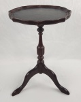 Mesa gueridon em madeira com tampo em couro e borda trabalhada e recortada com detalhes pontiagudos sobre pés tripóides tradicional da BOMBAY COMPANY, medidas XXXXX.
