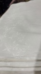Toalha de mesa retangular em tecido JACQUARD adamascado na cor branca com estamparia floral branca. 3,23 m de comp x 1,58 m de larg, medidas 51x34cm.