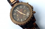 Coleção Fashion Luxo, Lindo Relógio Esportivo Michael Kors Cronógrafo 6 Ponteiros, Quartz, Cor Chocolate com Caixa e Pulseira Tartaruga, detalhes dourados, Medindo 42mm de diâmetro. Bezel cravejado de Cristais Brilhantes, Calendário entre 4 e 5hs. Máquina Quartz original funcionando. Fundo parafusado. Pulseira Original translúcida com folheado um pouco curta, com regulagem para pulsos finos, aproximadamente 16/17cm