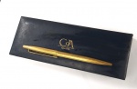 Vintage Luxo Coleção, Caneta Esferográfica Carand`ache Swiss Folehada em ouro, com carga nova e no estojo. Modelo de dar meio giro na tampa traseira para acionar a escrita. Marcas do tempo. Estojo medindo 18 x 6,5cm