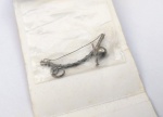 Coleção Luxo, Broche Pingente Berimbau H. Stern Lacrado, medindo 3,6cm. Aparentando Prata