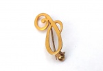 Vintage Luxo Jóias, Broche em Prata de Lei 935, da letra g ou C, folheada em couro e com contrastes diversos, medindo 3,3cm 