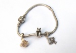 Vintage Jóias, Pulseira PANDORA P/ Berloques em Prata de Lei, com Mickey; Coelhinho e Pomba da Paz, medindo 19cm. Peso total 21,80gr