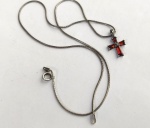 Vintage Luxo Jóias, Lindo Cordão em Prata de Lei 925, com Pingente Cruz em Cristais Granadas, lapidados, e com borda em marcassitas. Medindo 40,5cm. Cruz com 2cm. Peso total 4,21gr