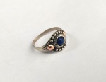 Vintage Jóias, Anel estilo Medieval em Prata de Lei, com detalhes granulados, Pedra Azul e duas Meia Esferas em ouro. Aro 17