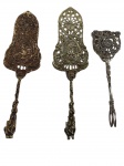 Conjunto de 3 peças para servir, produzidas em metal espessurado a prata, com bojos vazados e ricos detalhes ornamentais em relevo, sendo; 2 espátulas e 1 pegador. Medidas: 23,5 cm, 24 cm e 18 cm.