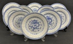 China. Dez pratos em porcelana chinesa, com decoração em policromia azul sobre fundo branco, apresentando motivo central de dragão e borda ornamentada com frisos geométricos em estilo oriental. Padrão Grão de Arroz. Medida: 23 cm de diâmetro.