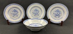 China. Três pratos e 1 bowl em porcelana chinesa, com decoração em policromia azul sobre fundo branco, apresentando motivo central de dragão e borda ornamentada com frisos geométricos em estilo oriental. Padrão Grão de Arroz. Medida: 21 cm e 7 x 20 cm.