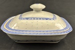 China. Terrina em porcelana chinesa, com decoração em policromia azul sobre fundo branco, apresentando motivo central de dragão e borda ornamentada com frisos geométricos em estilo oriental. Padrão Grão de Arroz. Medida: 14 x 25 x 21 cm.