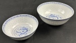China. Saladeira e tigela em porcelana chinesa, com decoração em policromia azul sobre fundo branco, apresentando motivo central de dragão e borda ornamentada com frisos geométricos em estilo oriental. Padrão Grão de Arroz. Medida: 10 x 25 cm e 8 x 20 cm.