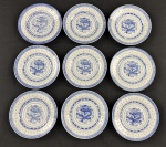 China. Nove pratos para pão em porcelana chinesa, com decoração em policromia azul sobre fundo branco, apresentando motivo central de dragão e borda ornamentada com frisos geométricos em estilo oriental. Padrão Grão de Arroz. Medida: 15 cm.