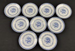 China. Nove pratos para pão em porcelana chinesa, com decoração em policromia azul sobre fundo branco, apresentando motivo central de dragão e borda ornamentada com frisos geométricos em estilo oriental. Padrão Grão de Arroz. Medida: 15 cm. Um trincado.