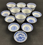 China. Seis bowls sete  pequenas petisqueiras em porcelana chinesa, com decoração em policromia azul sobre fundo branco, apresentando motivo central de dragão e borda ornamentada com frisos geométricos em estilo oriental. Padrão Grão de Arroz. Medindo: 6 x 7,5 cm e 3 x 7 cm.