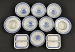 China. Dez peças em porcelana chinesa, com decoração em policromia azul sobre fundo branco, apresentando motivo central de dragão e borda ornamentada com frisos geométricos em estilo oriental. Padrão Grão de Arroz. Medindo: 4,6 x 9 cm, 3,5 x 9,5 cm, 8,5 x 8,5 cm e 3 x 10 cm