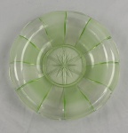 Centro de mesa Art. Decô em vidro moldado, na cor verde. Medindo: 6 x 26,5 cm.