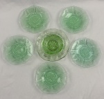 Sete peças em vidro moldado, na cor verde.  Medindo: 15,5 cm, 4x12 cm, 17 cm.