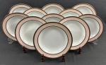 Schmidt. Onze pratos fundos  em porcelana n acional padrão Gold, esmaltada na cor branca, com composição geométrica delicada em tons suaves. Borda ornamentada por uma faixa em rosa-claro com desenho em losangos entrelaçados, formando uma trama contínua e sutil. Essa faixa é emoldurada por frisos em marrom escuro, enriquecidos com pequenos detalhes dourados e filetes pontilhados. Manufatura no verso. Medindo: 4 x 24 cm.