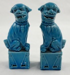 Par de cães de fó de porcelana azul turquesa. Um deles com restauro, 12 cm.