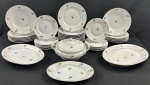 Aparelho de jantar (parcial) em porcelana Rio Branco, decoração floral policromada composta por delicados ramalhetes em tons de azul, verde e coral, distribuídos pela aba e pelo centro das peças, com fino filete dourado contornando as bordas. Marca na base Rio Branco, Rio de Janeiro, Brasil. Composto de 9 pratos rasos (22,5 cm, sendo 1 com bicado), 12 pratos fundos (4,5 x 23 cm, sendo 1 com bicado), 12 pratos de sobremesa (18 cm, sendo 1 com bicado), 1 sopeira com tampa (15 x 27 x 22 cm.), e 3 travessas ovais ( 26 x 18 cm a 36 x 24,5 cm).