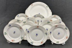 Conjunto para sobremesa  de prato para bolo e 12 pratos em porcelana Rio Branco, decoração floral policromada composta por delicados ramalhetes em tons de azul, verde e coral, distribuídos pela aba e pelo centro das peças, com fino filete dourado contornando as bordas. Marca na base Rio Branco, Rio de Janeiro, Brasil. Medindo: 30 x 27 cm e 16 cm.