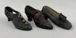 Lote contendo 3 antigos sapatos decorativos de coleção, em miniatura, confeccionados em material rígido com acabamento policromado em tons envelhecidos, reproduzindo modelos femininos de época com ricos detalhes em relevo, como laços, aplicações florais. Medindo 8 cm cada.