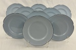 Greydawn Johnson Brother,  England. Conjunto com 9 pratos rasos em faiança, linha Greydawn, produzidos na Inglaterra, em elegante tonalidade azul-claro característica da linha Utility Ware, de inspiração colonial, com bordas suavemente recortadas e delicado friso prateado contornando toda a aba, datado entre as décadas de 1940 e 1970, com marca de manufatura no verso. Medindo 23 cm de diâmetro cada.