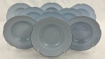 Greydawn Johnson Brother,  England. Conjunto com 9 pratos fundos  em faiança, linha Greydawn, produzidos na Inglaterra, em elegante tonalidade azul-claro característica da linha Utility Ware, de inspiração colonial, com bordas suavemente recortadas e delicado friso prateado contornando toda a aba, datado entre as décadas de 1940 e 1970, com marca de manufatura no verso. Medindo; 3,5 x 22 cm. Um bicado