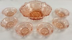 Conjunto para sobremesa em vidro prensado rosado, composto por 1 centro de mesa e 6 tigelinhas, com elegante decoração em relevo de motivos florais e folhagens estilizadas, apresentando bordas recortadas e onduladas. Conjunto de delicada tonalidade salmão translúcida. Centro medindo 7,5 x 25 cm; tigelinhas medindo 3,5 x 12 cm cada.