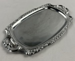 Bandeja com pegas em metal prateado, medindo; 20 x 33 cm.