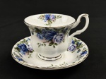 Itália; Xícara para chá com pires em porcelana esmaltada, marca Don Ton Manor  , com decoração floral em tons de azul e lilás sobre fundo branco, adornada por delicados frisos dourados nas bordas. Conjunto de linhas clássicas, com bordas suavemente recortadas.