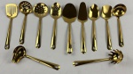 Conjunto composto de 11 peças, incluindo: colheres de servir (diversos tamanhos), espátula para bolo/torta, escumadeiras (fina e grossa), conchas (sopa e molho), pegador de massa e espátula vazada. Aço inoxidável de alta qualidade com acabamento polido em banho dourado de alto brilho.