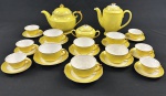 Mauá. Serviço para chá e café em porcelana esmaltada com borda amarela sobre fundo banco. Filetes em ouro. Composto de bule de chá, bile de café, açucareiro, 6 xícaras para chá e 6 xícaras para café. Manufatura no verso. Medindo: 18 x 20 cm, 17 x 23 cm, 9 x 15 cm. Alça do açucareiro com restauro.