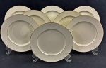 RC Bone China by Noritake, Japan. Oito pratos para sobremesa em porcelana esmaltada, em tom marfim, com bordas decoradas em relevo com arabescos e delicado friso em ouro na borda, com acabamento refinado e decoração em baixo-relevo. Medidas; 21 cm.