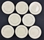 RC Bone China by Noritake, Japan. Oito pratos para pão em porcelana esmaltada, em tom marfim, com bordas decoradas em relevo com arabescos e delicado friso em ouro na borda, com acabamento refinado e decoração em baixo-relevo. Medidas; 16,5 cm.