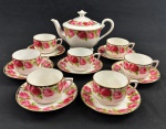 Carl Tielsch - Altwasser Germany, antigo serviço para chá em fina porcelana alemã.  O padrão apresenta rosas pintadas em tons de rosa e vermelho com detalhes em dourado na borda. Sendo bule e 6 xícaras com 6 pires. Manufatura no verso. Medindo: 17 x 25 x 15 cm.
