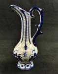 Ânfora em porcelana Monte Sião, feita e pintada à mão com o tradicional estilo azul colonial. Mede 21 cm.