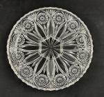 Petisqueira redonda com 6 divisões e recipiente para molho, em cristal lapidado com rosáceas e pétalas. Medindo:. 29cm