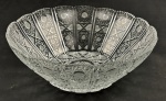 Grande e imponente centro de mesa em cristal tcheco lapidado com estrelas estilizadas, treliças e sulcos. Borda serrilhada. Alt. 12,5 x diam. 34cm.