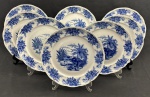 Schmidt. Oito pratos rasos em porcelana nacional, esmaltado com decoração de paisagens em tom de azul, sobre fundo branco. Medindo: 25 cm.
