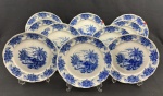 Schmidt. Dez pratos rasos em porcelana nacional, esmaltado com decoração de paisagens em tom de azul, sobre fundo branco. Medindo: 25 cm. 2 com bicados.