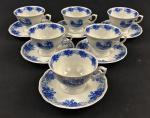 Schmidt. Seis xícaras para chá em porcelana nacional, esmaltada com decoração de paisagens em tom de azul, sobre fundo branco.