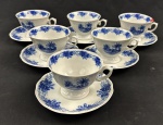 Schmidt. Seis xícaras para chá em porcelana nacional, esmaltada com decoração de paisagens em tom de azul, sobre fundo branco. Um com bicado.