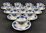 Schmidt. Dez xícaras para café em porcelana nacional, esmaltada com decoração de paisagens em tom de azul, sobre fundo branco.