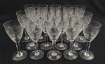 Conjunto com 23 taças para vinho tinto em cristal, com bojo lapidado em delicado padrão floral e haste facetada. 03 peças apresentam bicados. Medindo 18 x 8 cm, cada.