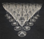Conjunto com 21 taças para vinho branco em cristal, com bojo lapidado em delicado padrão floral e haste facetada. Medindo; 16 x 7,5 cm, cada.
