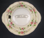 GRINDLEY, Inglaterra. Sopeira em faiança inglesa esmaltada, decoração floral em policromia sobre fundo bege e amarelo, detalhes a ouro. Marcado. Cerca de 1900. Medindo: 15 x 30 x 27 cm., apresenta fio de cabelo.