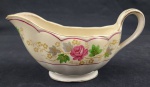 GRINDLEY, Inglaterra. Molheira em faiança inglesa esmaltada, decoração floral em policromia sobre fundo bege e amarelo, detalhes a ouro. Marcado. Cerca de 1900. Medindo: 10 x 20,5 x 10 cm. Leve mancha interna.