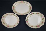 GRINDLEY, Inglaterra. Três travessas em faiança inglesa esmaltada, decoração floral em policromia sobre fundo bege e amarelo, detalhes a ouro. Marcado. Cerca de 1900. Medindo: 25 x 21 cm e 31 x 26 cm.